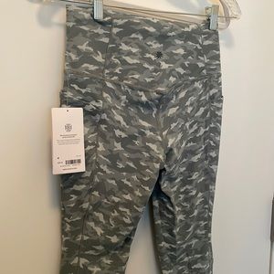 NEW Athleta Green Camo Salutation Stash 7/8 Pants